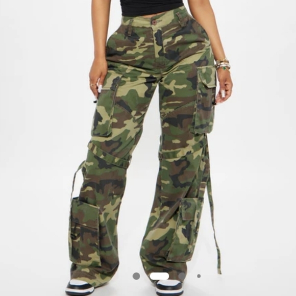 Fashion Nova Pants - Fashion Nova Level You Up Camo Cargo Pants - Size XS NWT